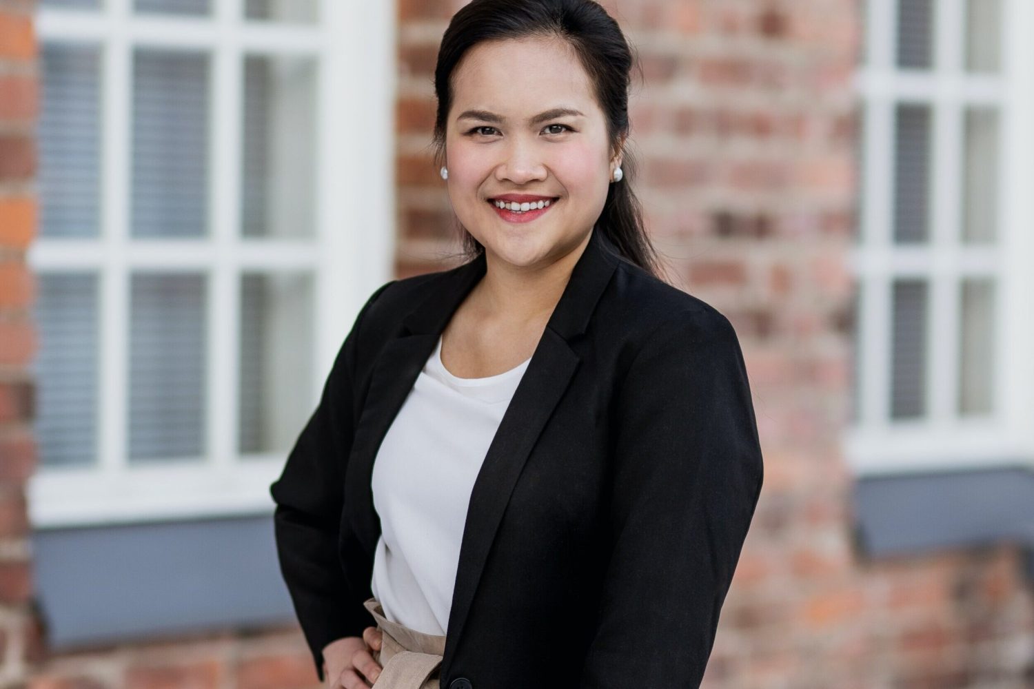 A lasy on black suit